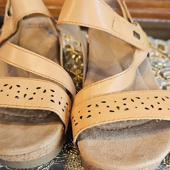 Earth Origins Tan Sandals - Picture 6 of 11